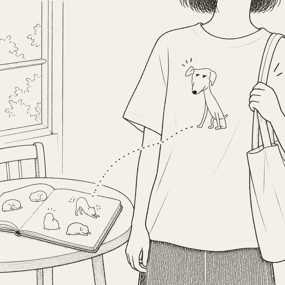 休日の朝。窓辺のテーブルにひらいた落書き帳の上で、動物の住人たちが眠ったり、伸びをしたりしている。体の細い犬が一匹、点線をえがいてページから飛び出し、出かける人の白いTシャツの胸もとに乗っている
