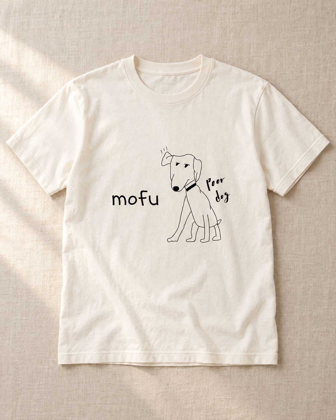 生成りの布の上に平置きしたPoor dog Tシャツ