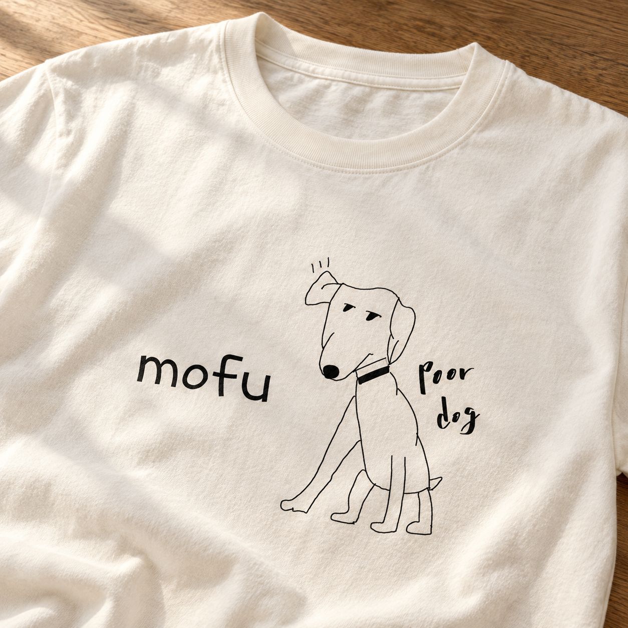 胸元のプリントのアップ。mofuのロゴと犬の線画、手書きのpoor dog